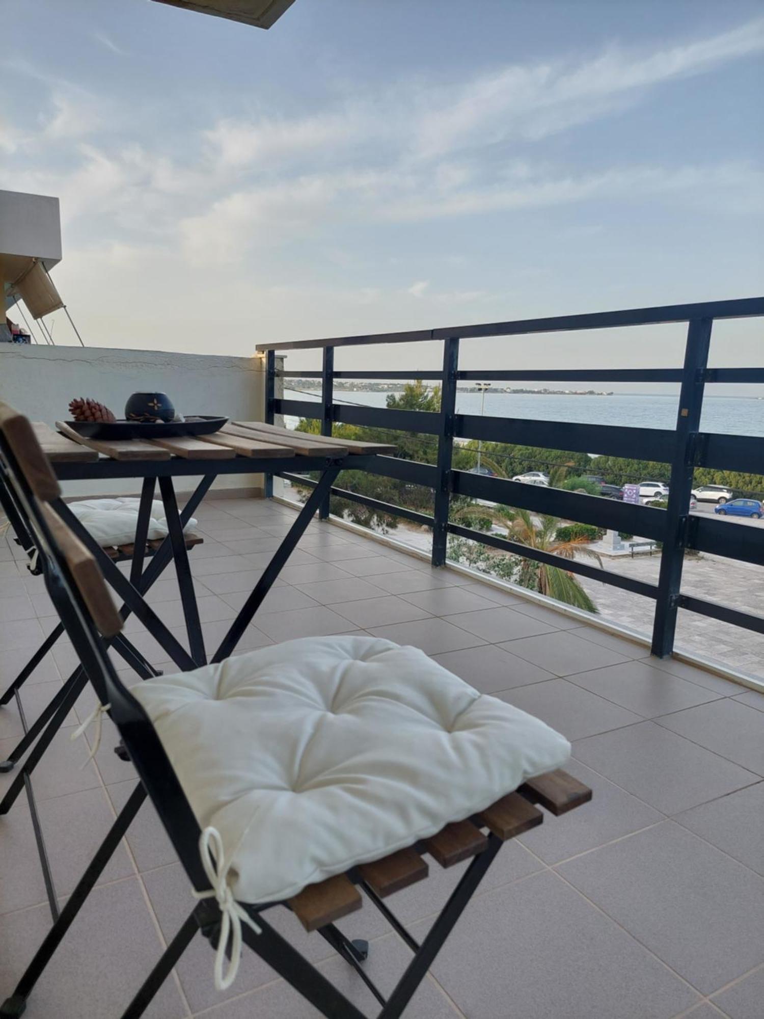 Eleni'S Seafront Apartment Αρτέμιδα Εξωτερικό φωτογραφία